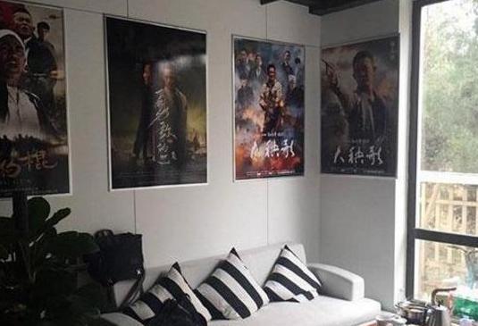 著名演员杨志刚现实的家,客厅还有钢琴,很注重孩子的培养