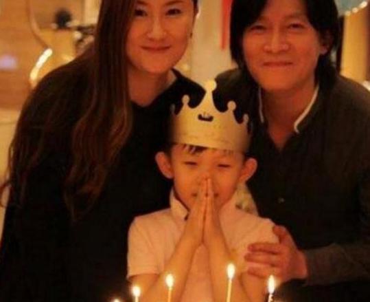 著名演员杨志刚现实的家,客厅还有钢琴,很注重孩子的培养